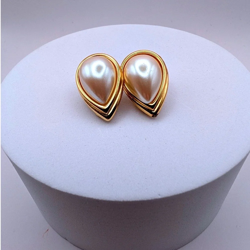 Vintage Monet Gold Tone Teardrop Faux Pearl Clip On Earrings 3805